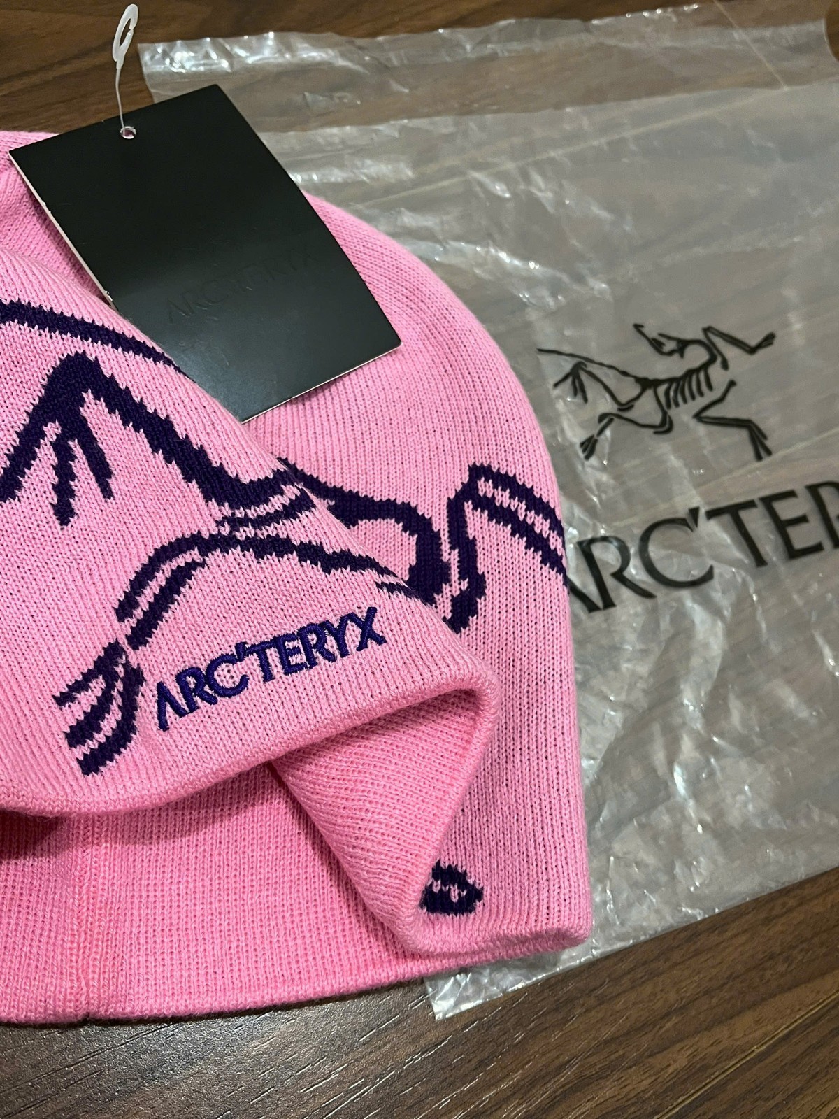 Arc’teryx Bird Word Toque Beanie Pink – Unisex Winter Hat NWT 2026