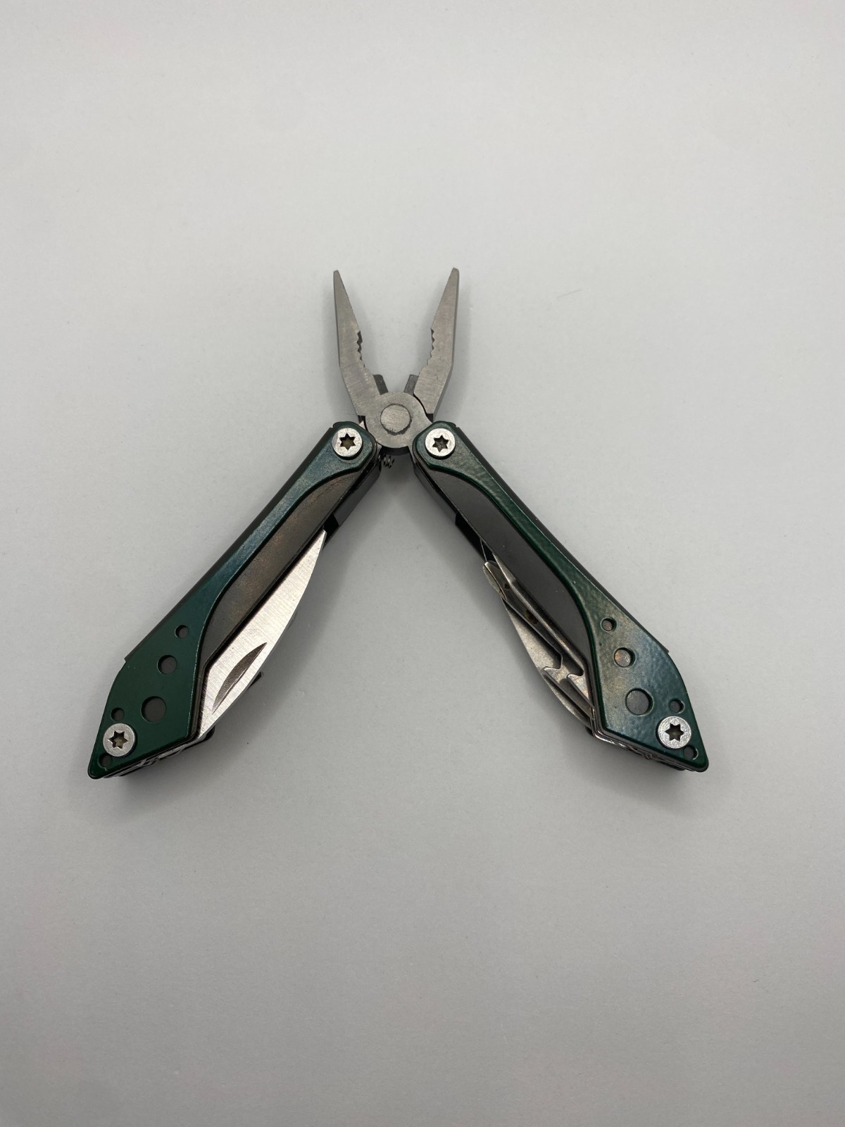 Cabela's Multitool - Dark Green with Pliers + Scissors - 7 tool multitool