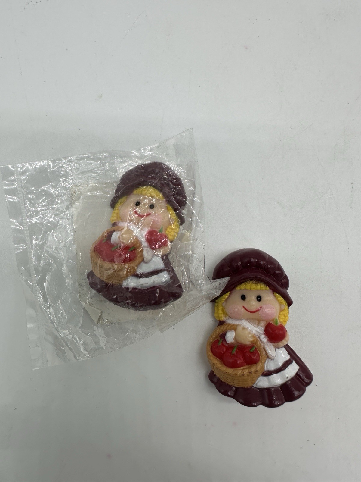 VINTAGE 2 NEW RUSS Pins Thanksgiving Pilgrims with baskets
