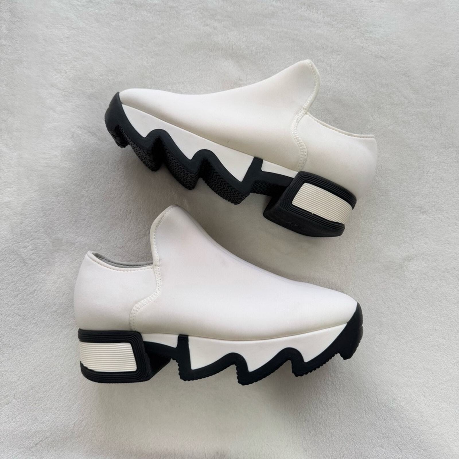 iRi Wes White Outline Low Top Sneakers Sample Sale Item Black White NWOT Women 7