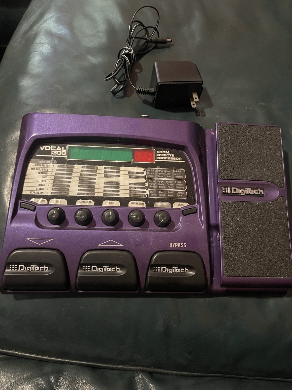 DigiTech Vocal 300 Digital Vocal Effects Processor Pedalboard VOC300V
