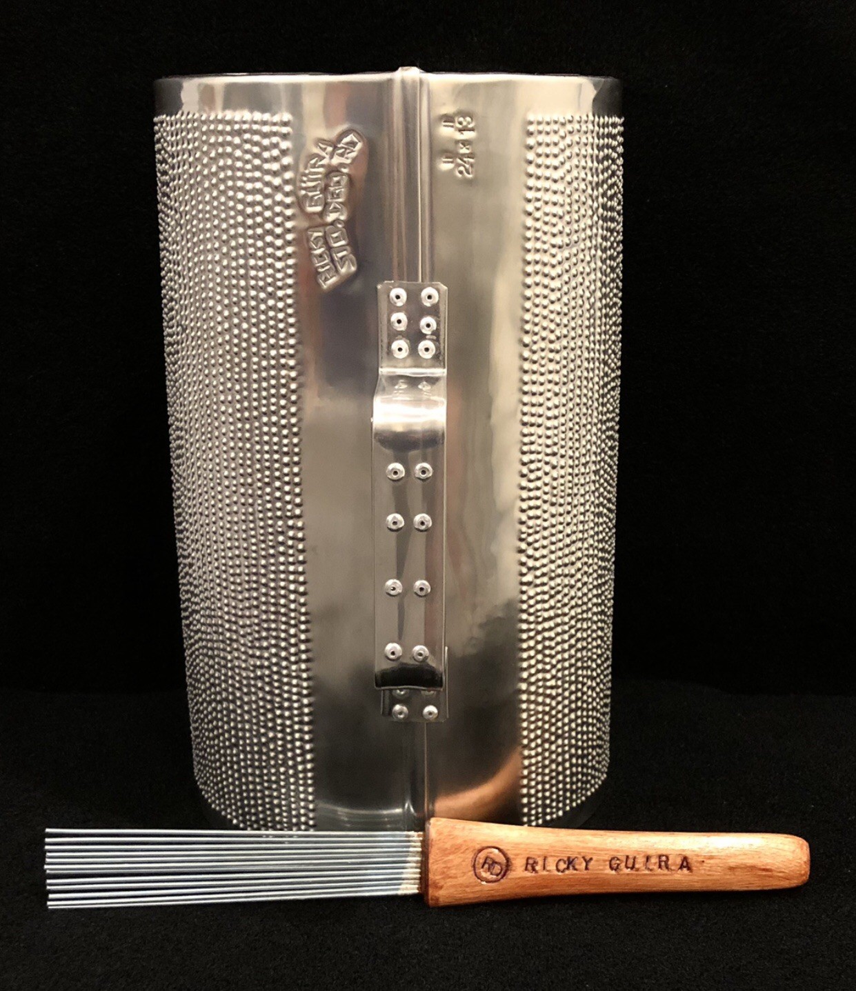 Guira Profesional Dominicana 24”X 13” Con Su Gancho Incluido