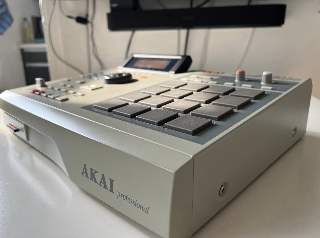 Akai Professional MPC2000XL Sampler/Sequencer 16 Pad Triggers Tabletop