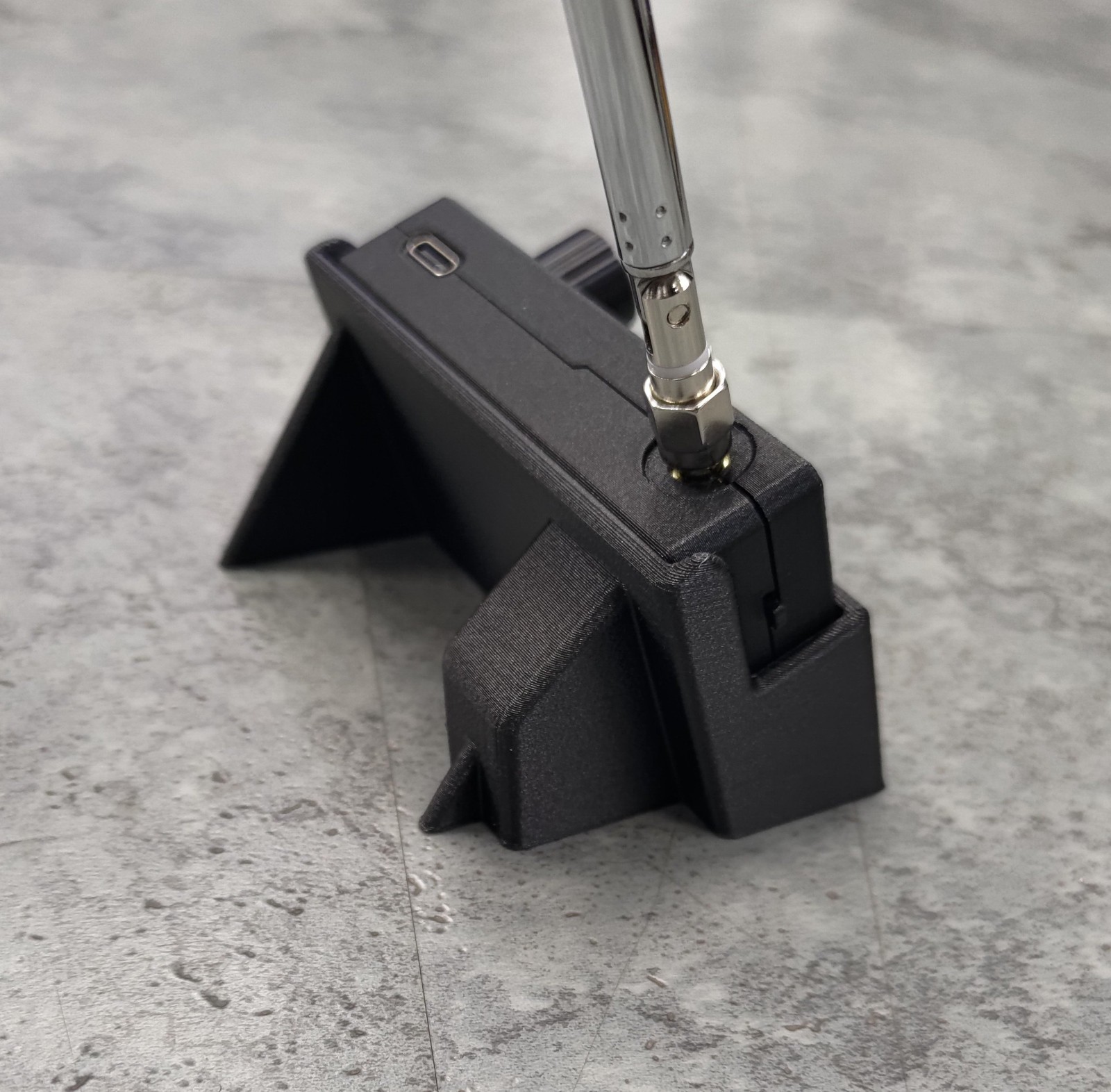 SI4732 Mini Stand – Black, Compact & Sturdy