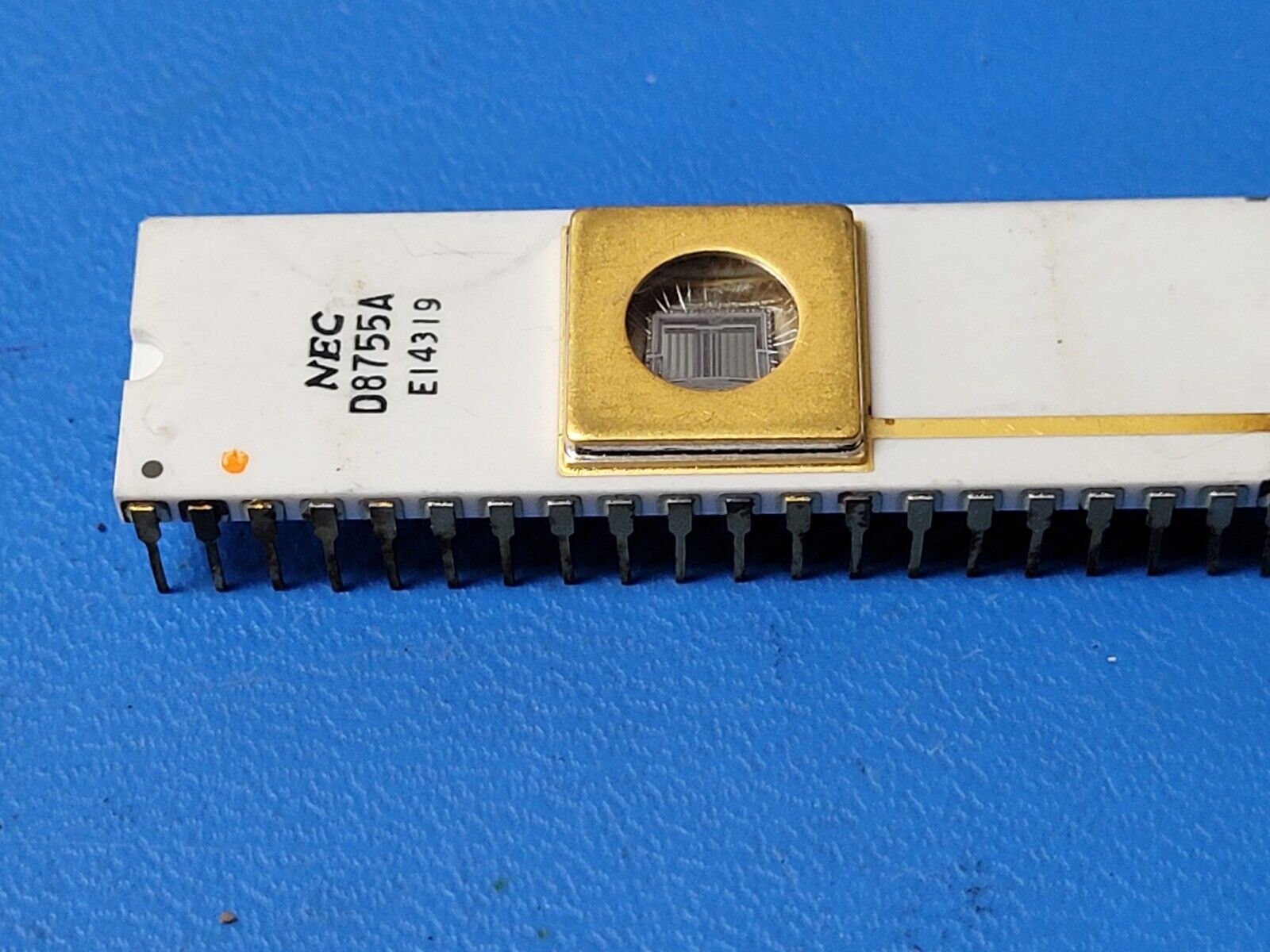 (1 PC) C8755A UVPROM, 2KX8, 450ns, MOS, GOLD CDIP40