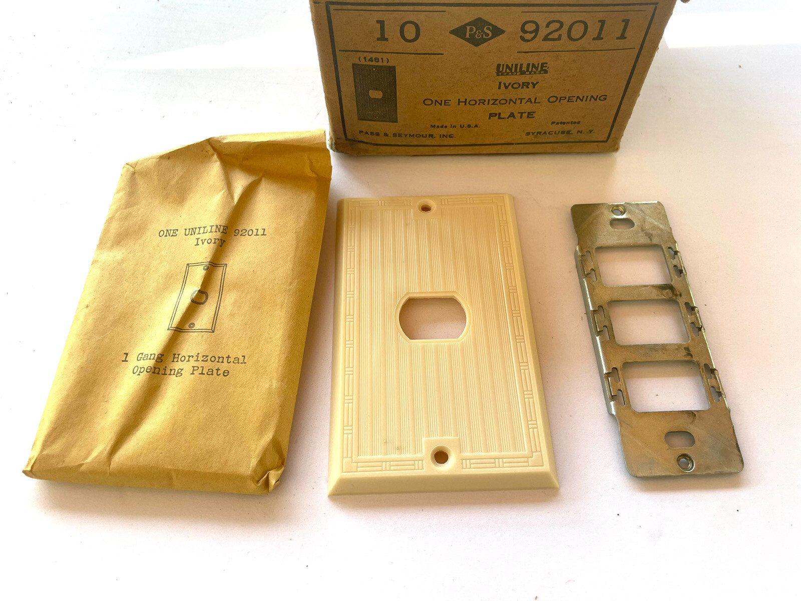 Vintage P&S Bakelite Despard Wall Plate - Ivory - NOS