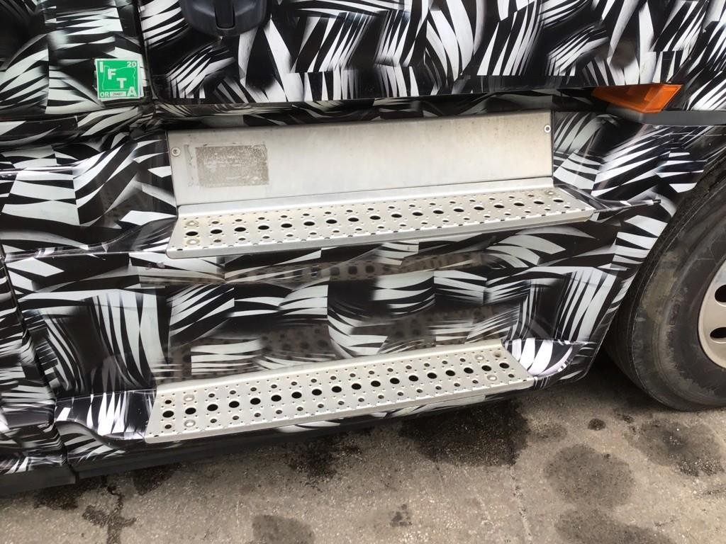 For 2014 FREIGHTLINER CASCADIA 125 SIDE FAIRING Right ,  OH