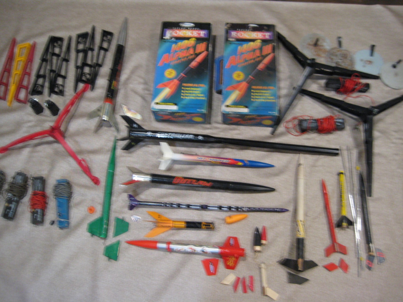 ESTES MODEL ROCKET X-LARGE LOT PARTS LAUNCH CONTROLS PADS