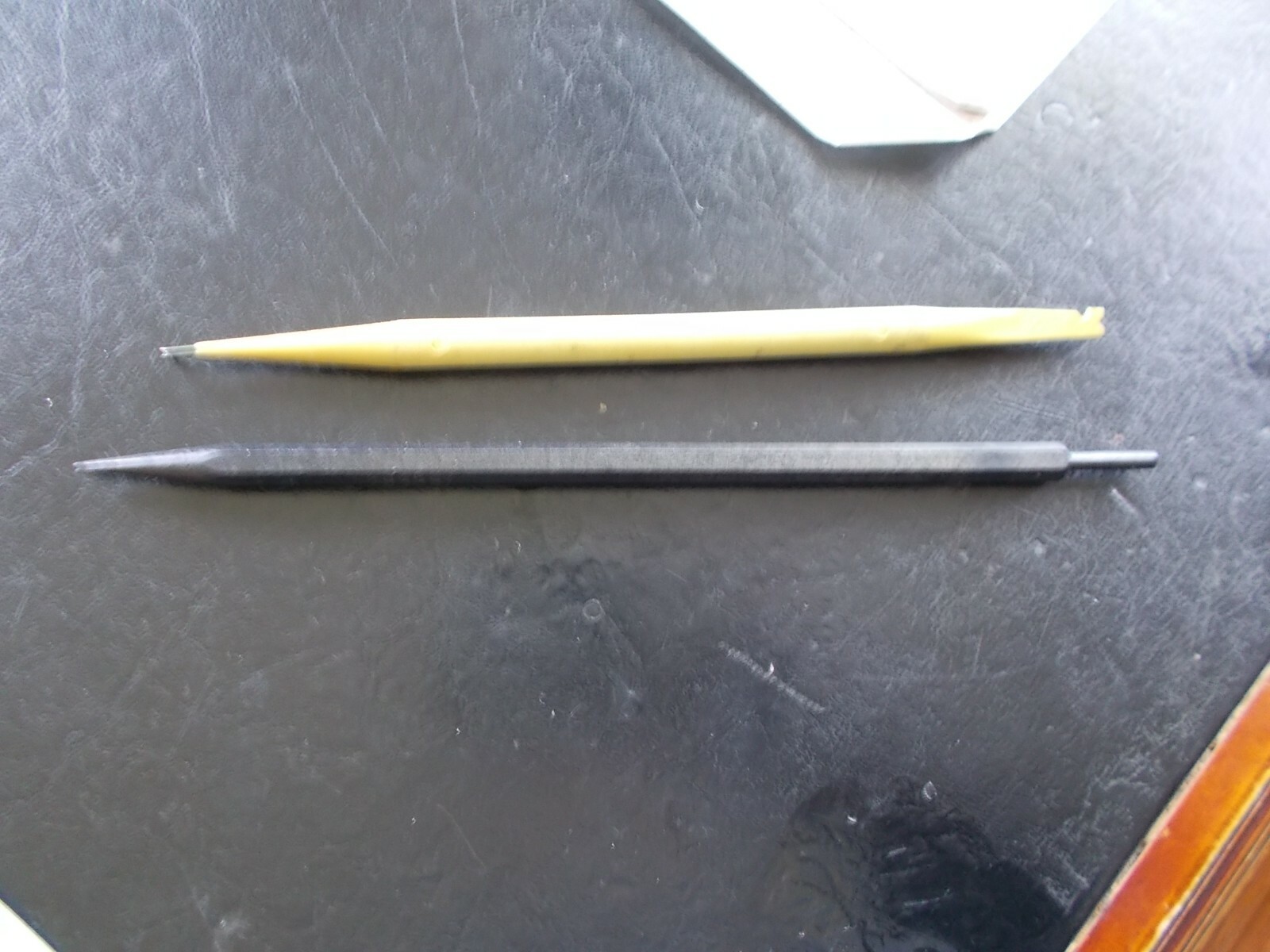 2 Communications Tools Probes Yellow R1102 with Hook one end & Black 453857
