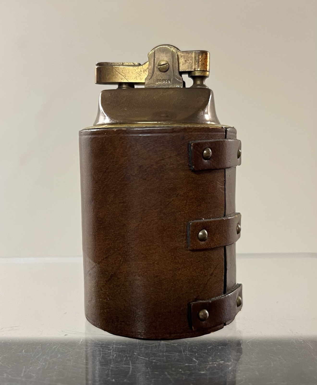 VINTAGE ART DECO MCM ARROW BRASS BOSCA HEIRLOOM TABLE LIGHTER ~ LEATHER WRAPPED