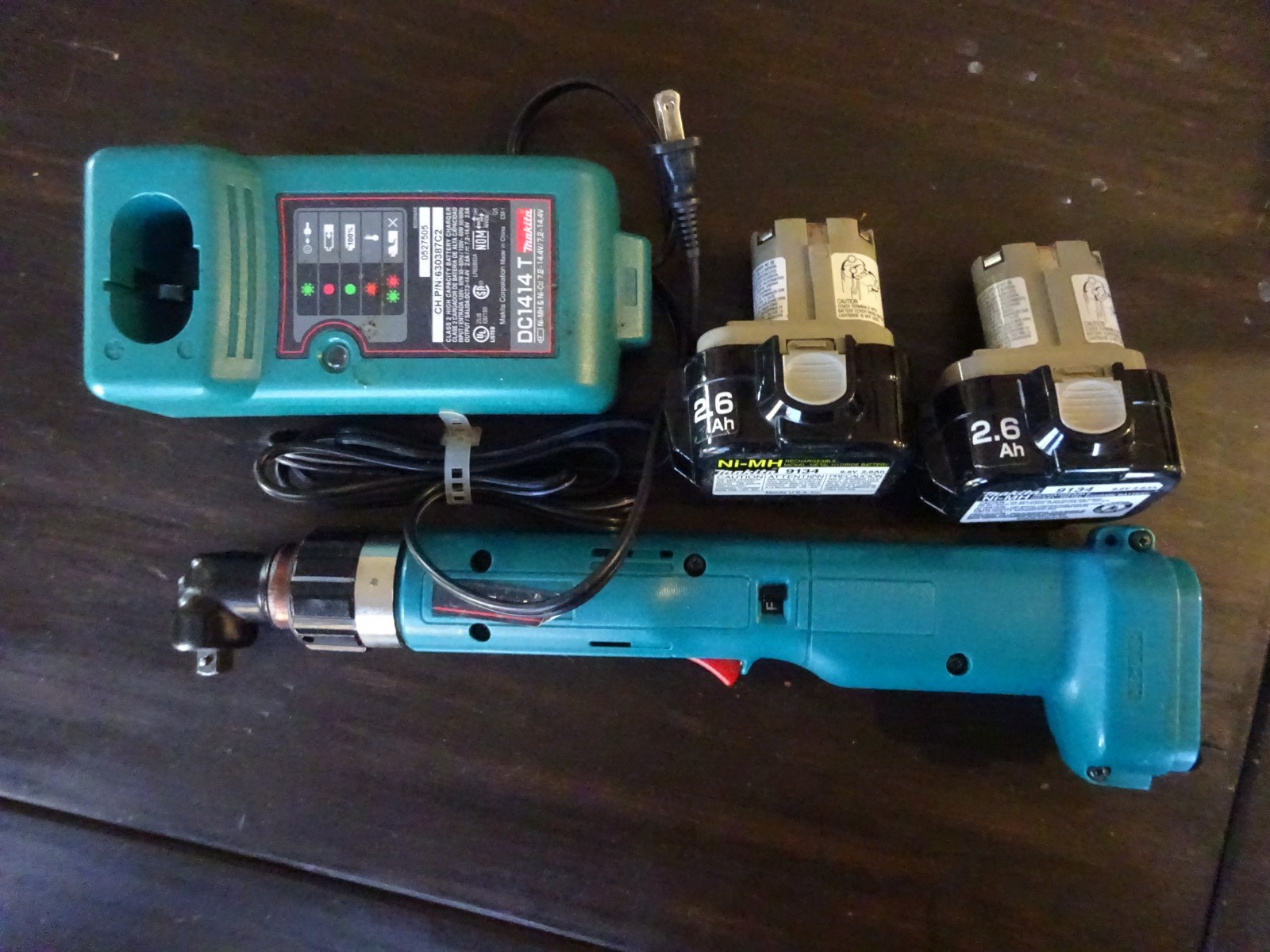 Makita 3/8" Right Angle Torque Limiting Driver w/Charger & Batteries