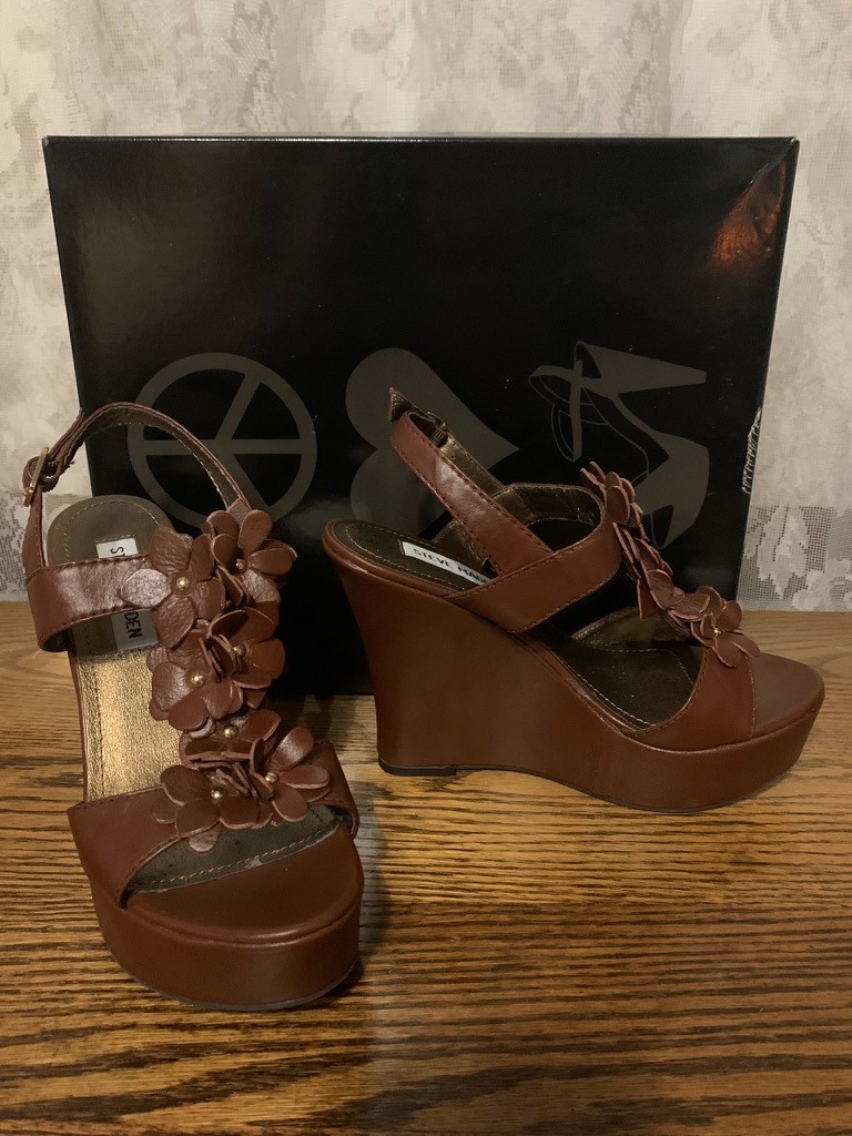 STEVE MADDEN WOMENS 6.5 BROWN FLOWERS BUCKLE STRAP PLATFORM HEEL SANDALS NEW BOX