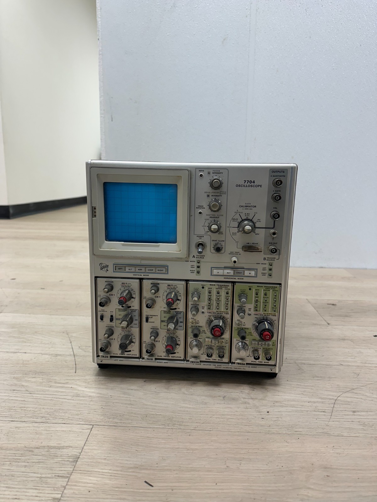 Tektronix 7704 Oscilloscope Mainframe w/ 7A26 7A18 7B53A