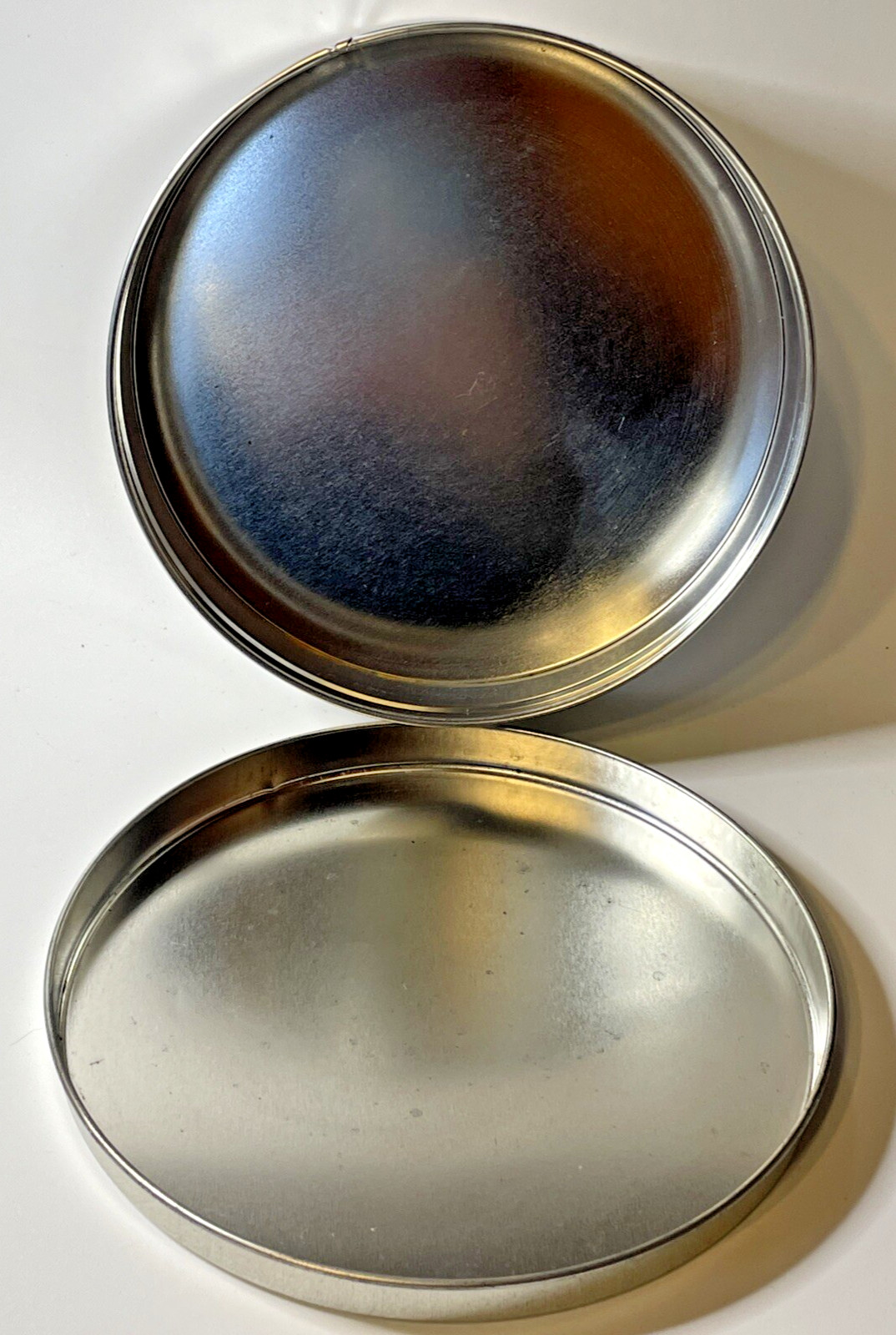 Vintage Style Round Angel Tin Silver/White