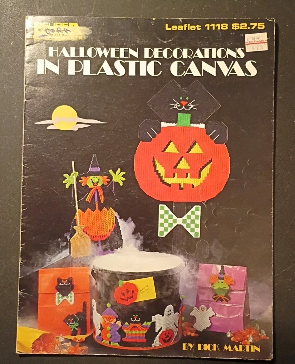 Leisure Arts HALLOWEEN DECORATIONS IN PLASTIC CANVAS Leaflet 1118