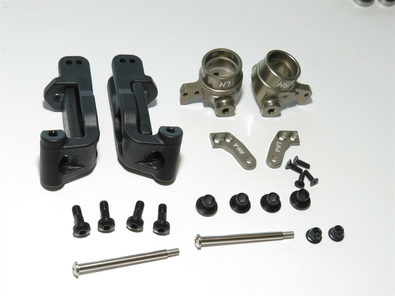 TLR04009 LOSI TLR 8IGHT-XT/XTE TRUGGY CARRIERS WITH ALUMINUM KNUCKLES AND PINS
