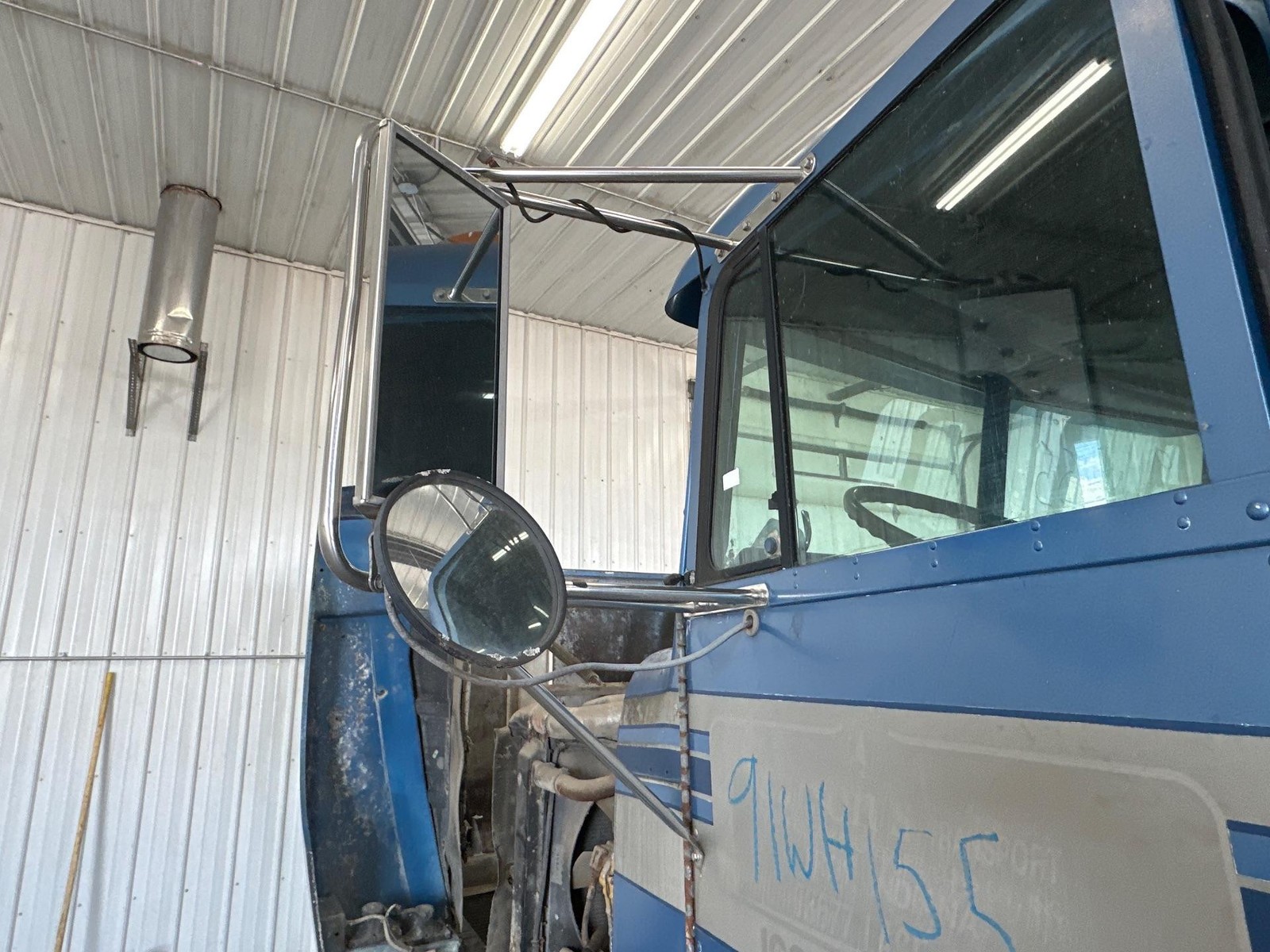 1988-2010 Freightliner FLD120 ALUMINUM Left/Driver Door Mirror - Used