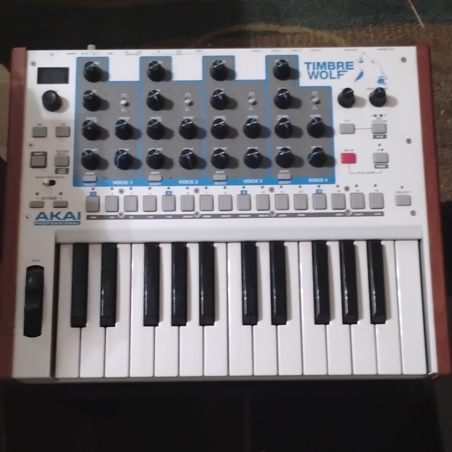 Akai Professional Timbre Wolf 25-Key Analog Synth Keyboard Sequencer Pitch Wheel