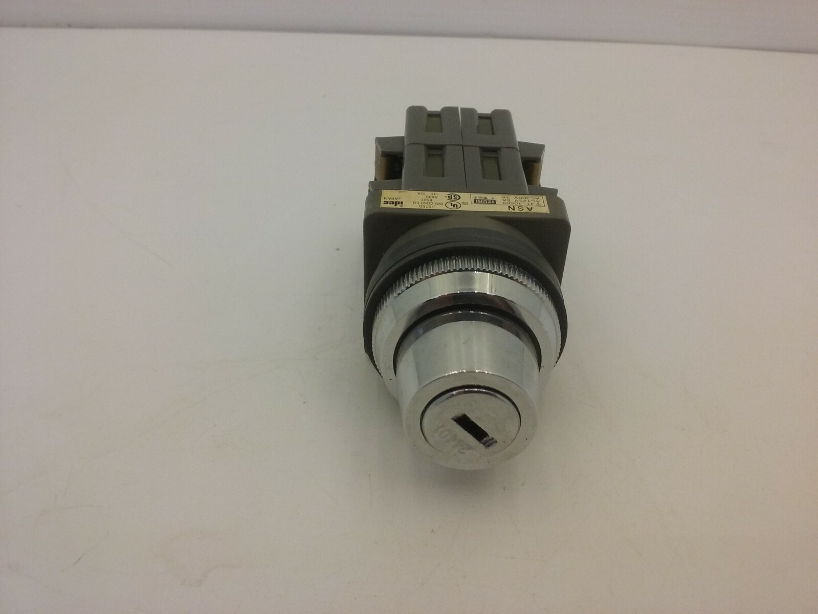 IDEC ASN4K22 SELECTOR SWITCH 2 POSITION SPRING RETURN FROM RIGHT 2NO 2NC NIB