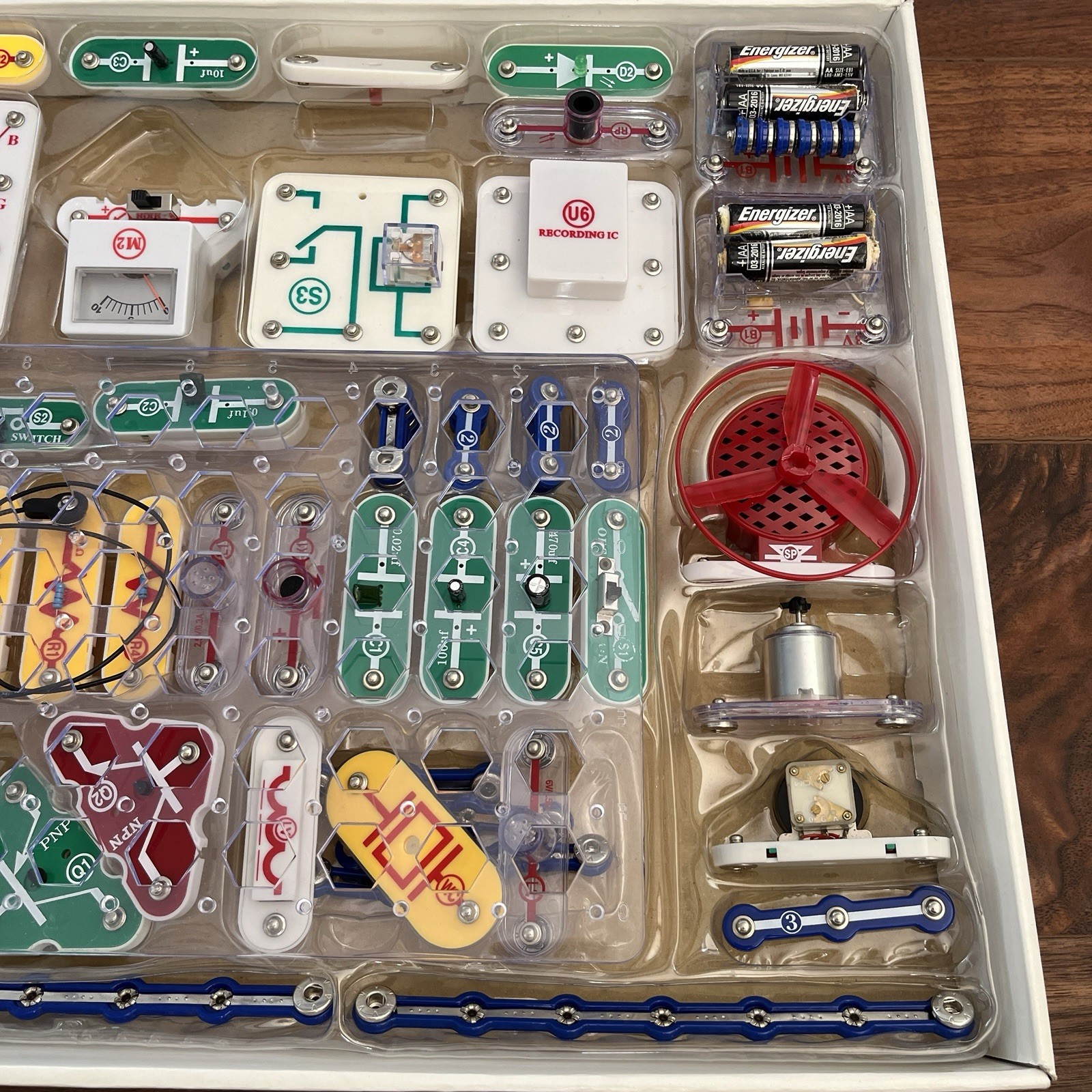 Elenco Electronics Snap Circuits Extreme 750 Experiments Kit