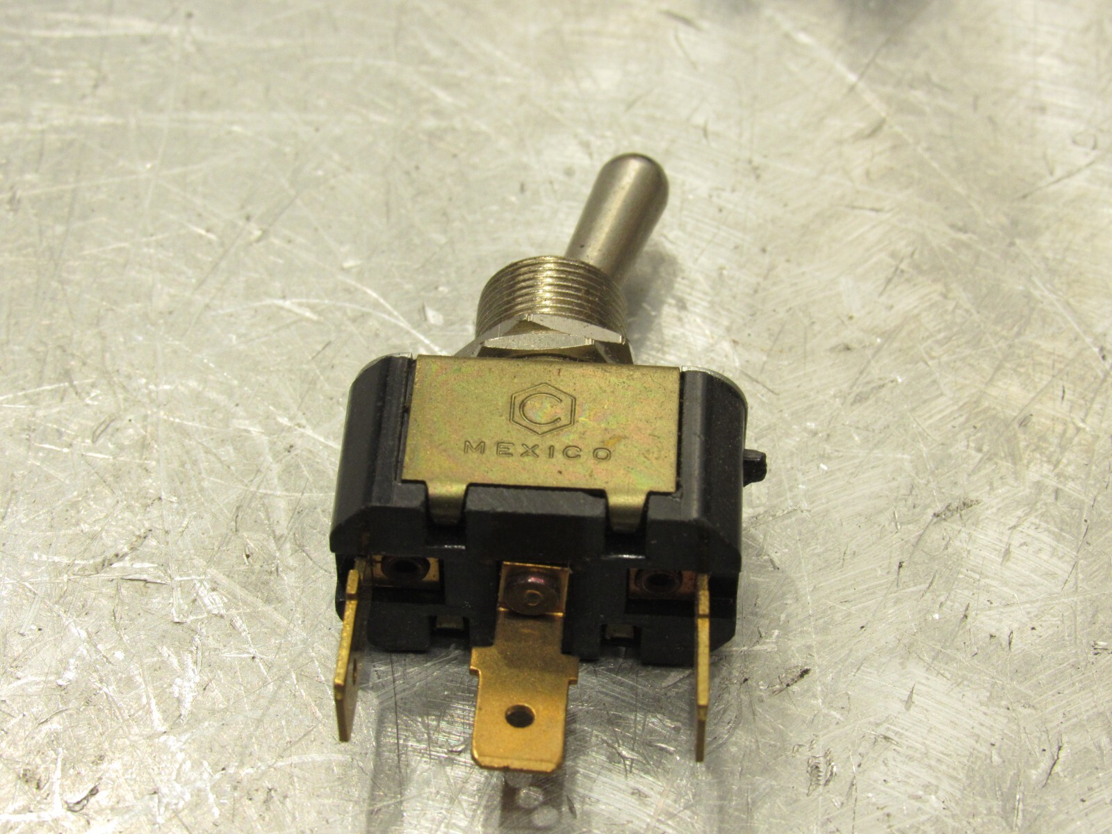 Double-Pole/Single-Throw Toggle Switch On-on on-off 12-24V Heavy-Duty DPST