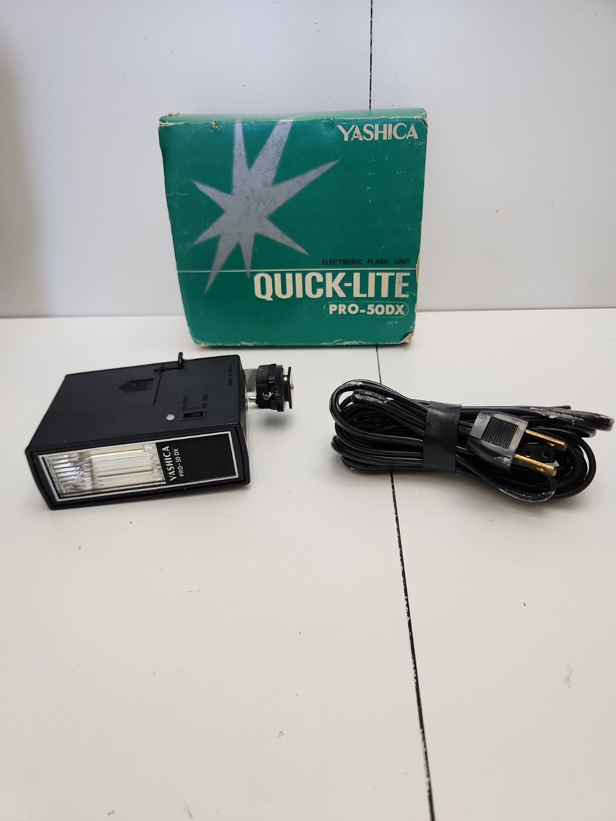 YASHICA Quick-Lite Pro-50 DX CAMERA FLASH Vintage RARE in working conditon