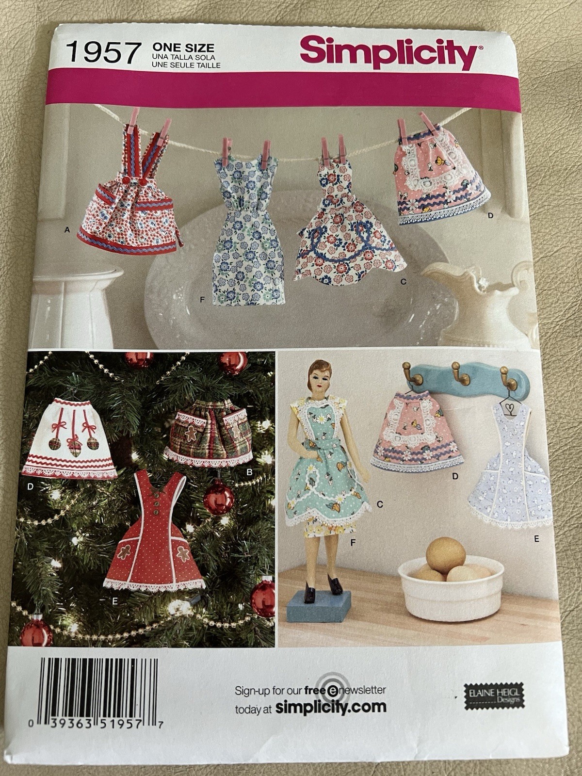 Simplicity Elaine Heigl Craft # 1957 . Apron Christmas Ornaments
