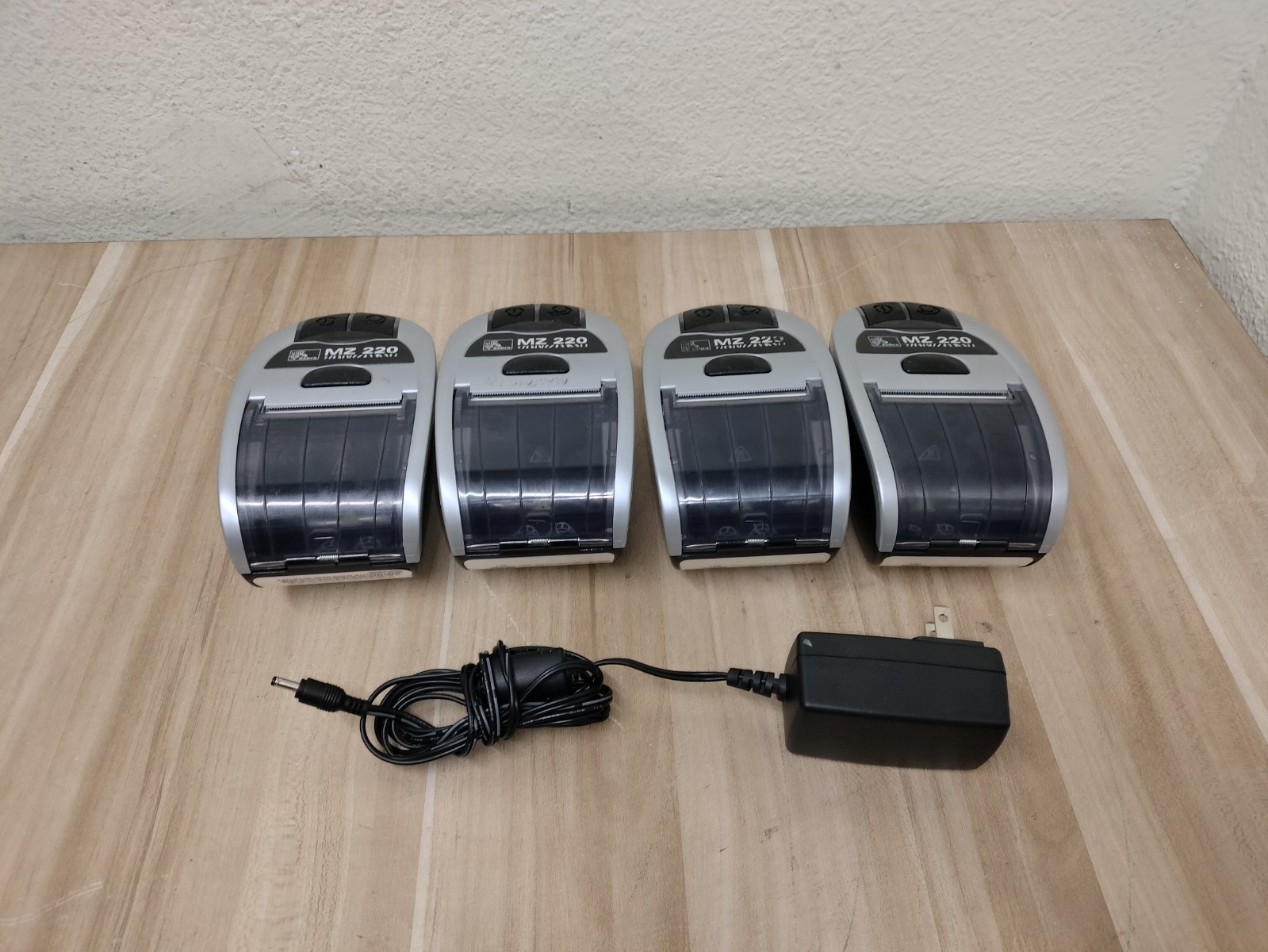 LOT OF 4 - Zebra MZ220 Portable Mobile Bluetooth Wireless Thermal Printer MZ 220