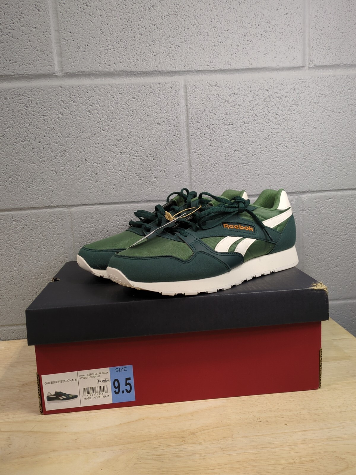 NEW Reebok Mens Size 9.5 Ultraflash Lace-Up Running Sneaker