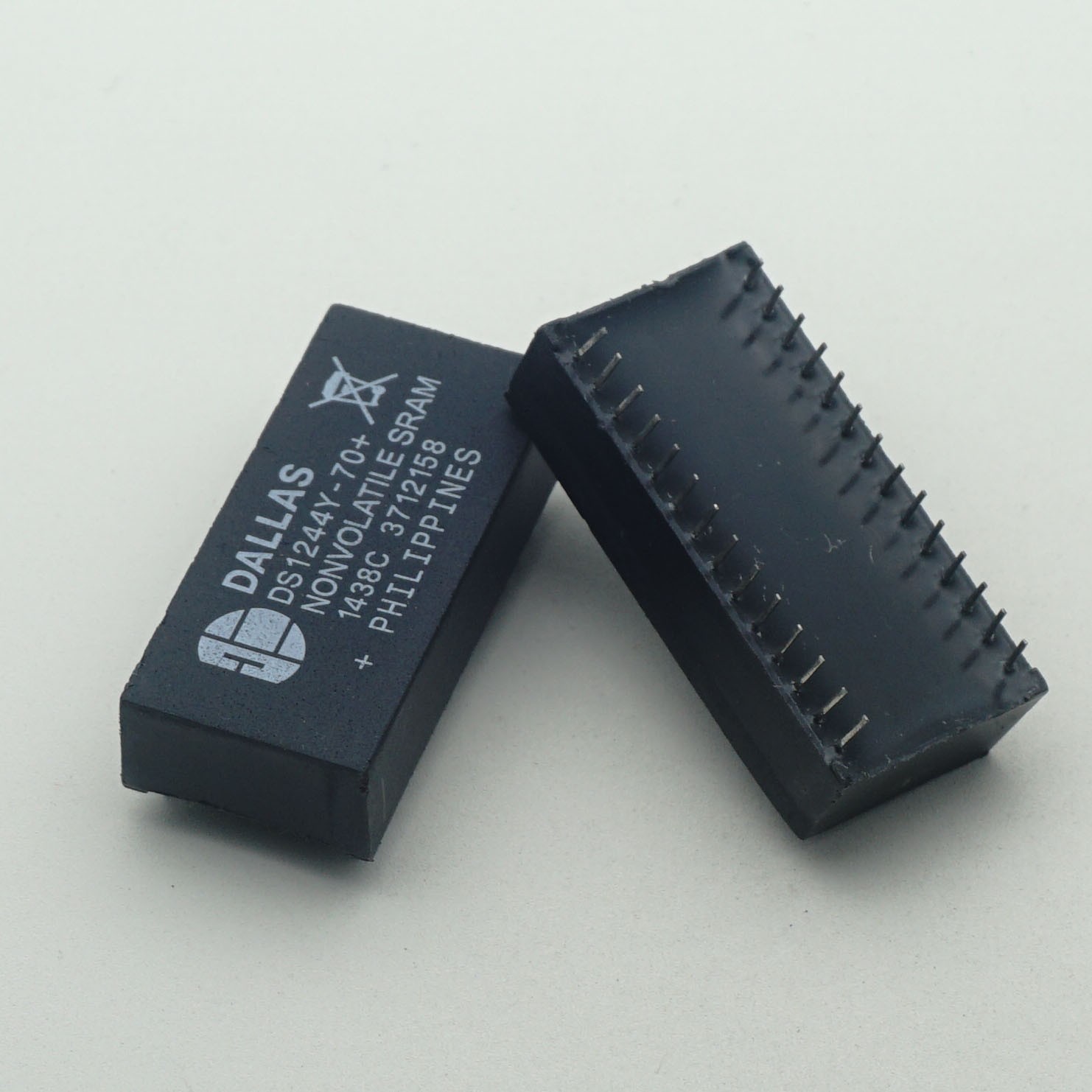 DALLAS DS1244Y-70+ DS1244-70 NVSRAM  256KBIT 70NS DIP28 x 1PC NEW