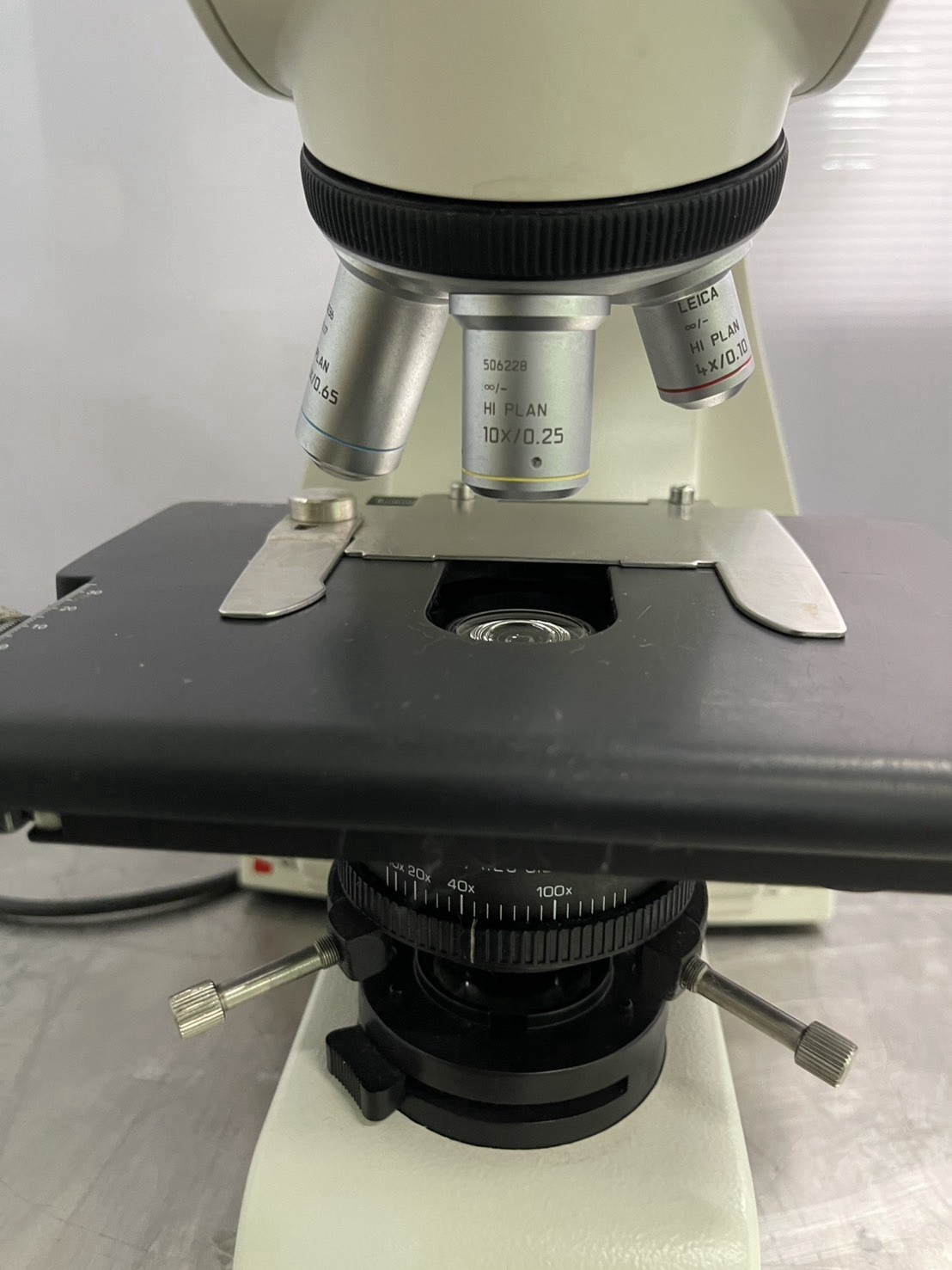 Leica DM750 Trinocular Compound Microscope 4X 10X 40X LED Tested Light