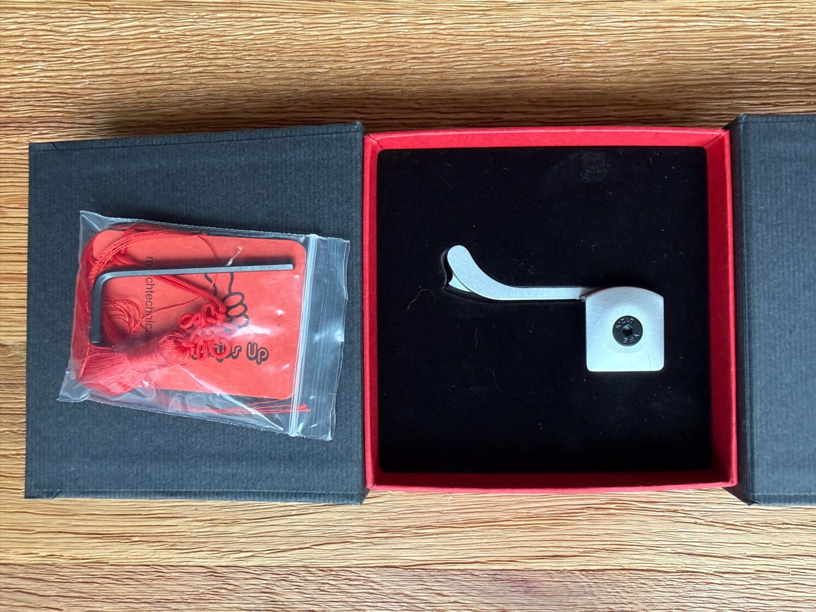 Match Technical Thumbs Up EP-MX Locking Grip for Leica M11 - Silver Near Mint