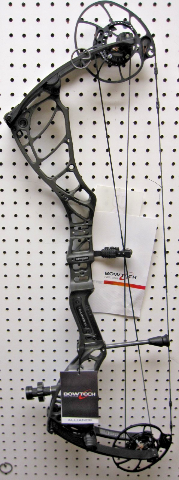 2026 Bowtech Alliance 33, 70lb, RH Stealth Grey-New