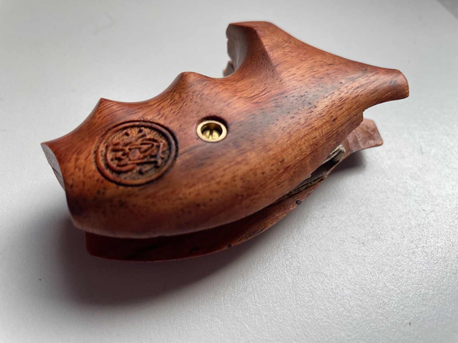 Wood Grips for  S&W J , BODYGUARD, ROUND BUTT, M60 with Finger groove; 01