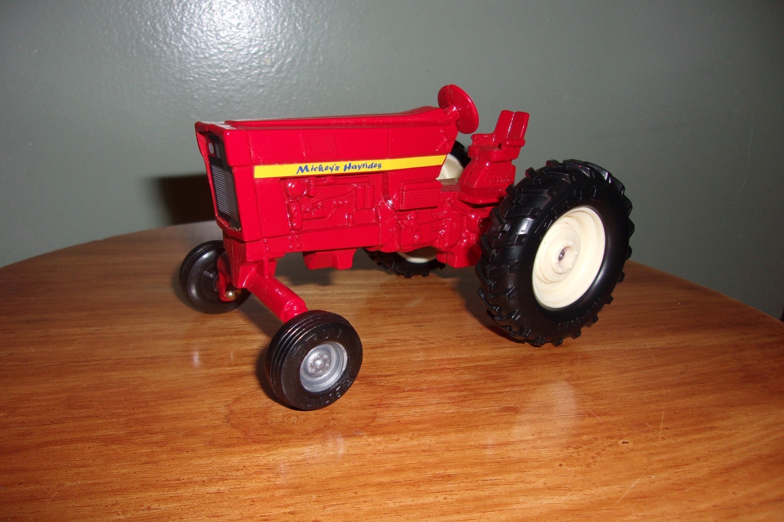 ERTL 1:32 diecast International WF tractor Mickey's Hayrides Halloween Set NEW