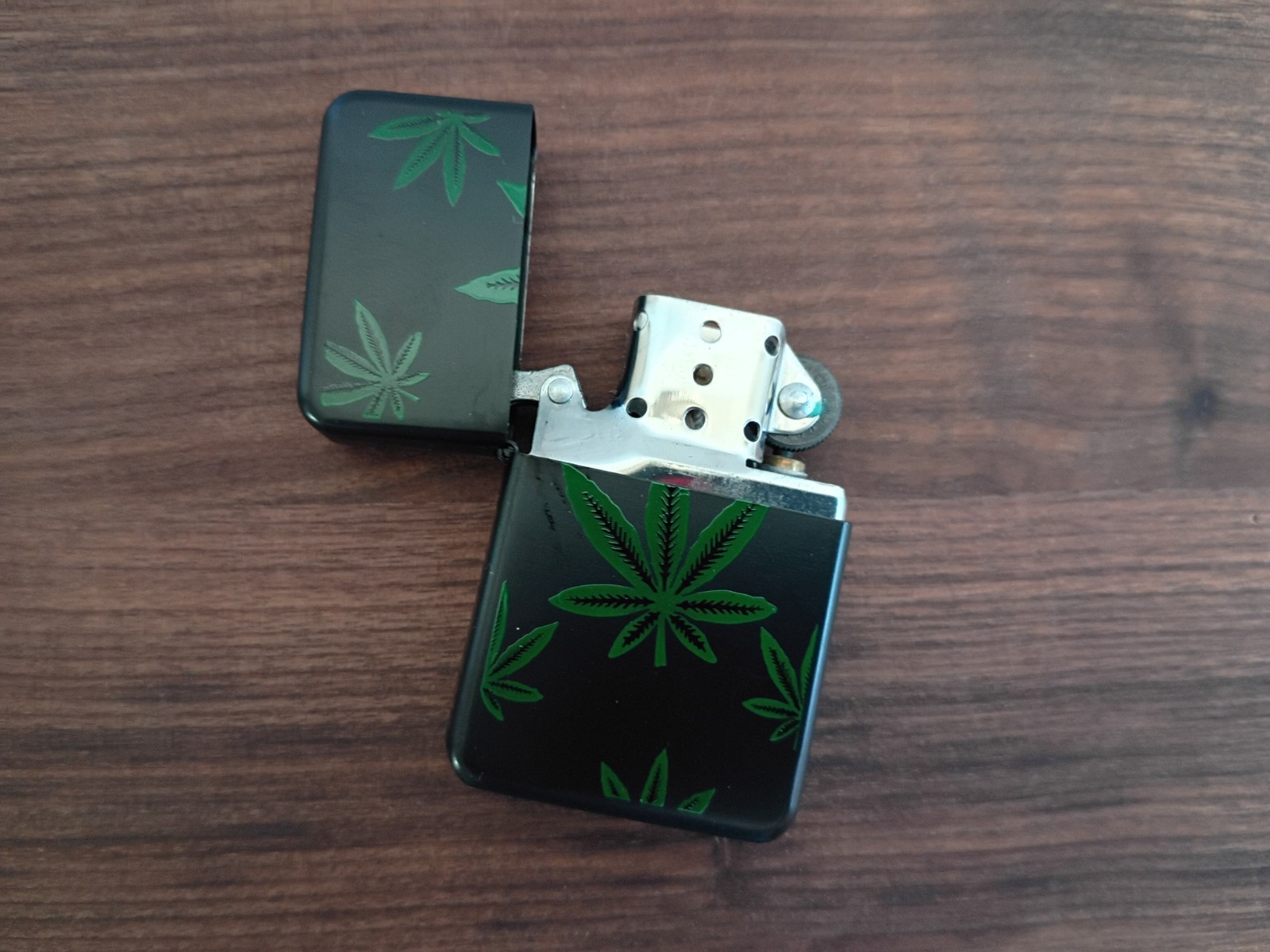 Windproof Refillable Oil Lighter Black Pot Leaf