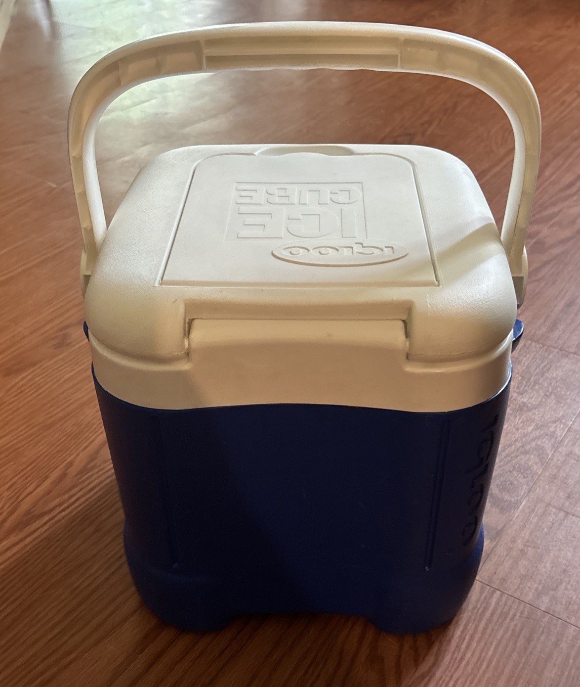 Igloo Ice Cube 12 Quart 14 Can Plastic Cooler Blue White Top Compartment Handle
