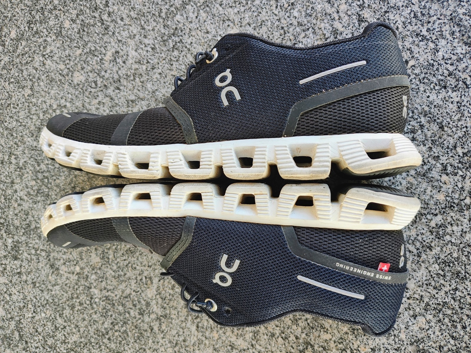 On Cloud 5 Running Shoes Women Sz 9 ON Black White Sneakers Gym Walk Speed Laces