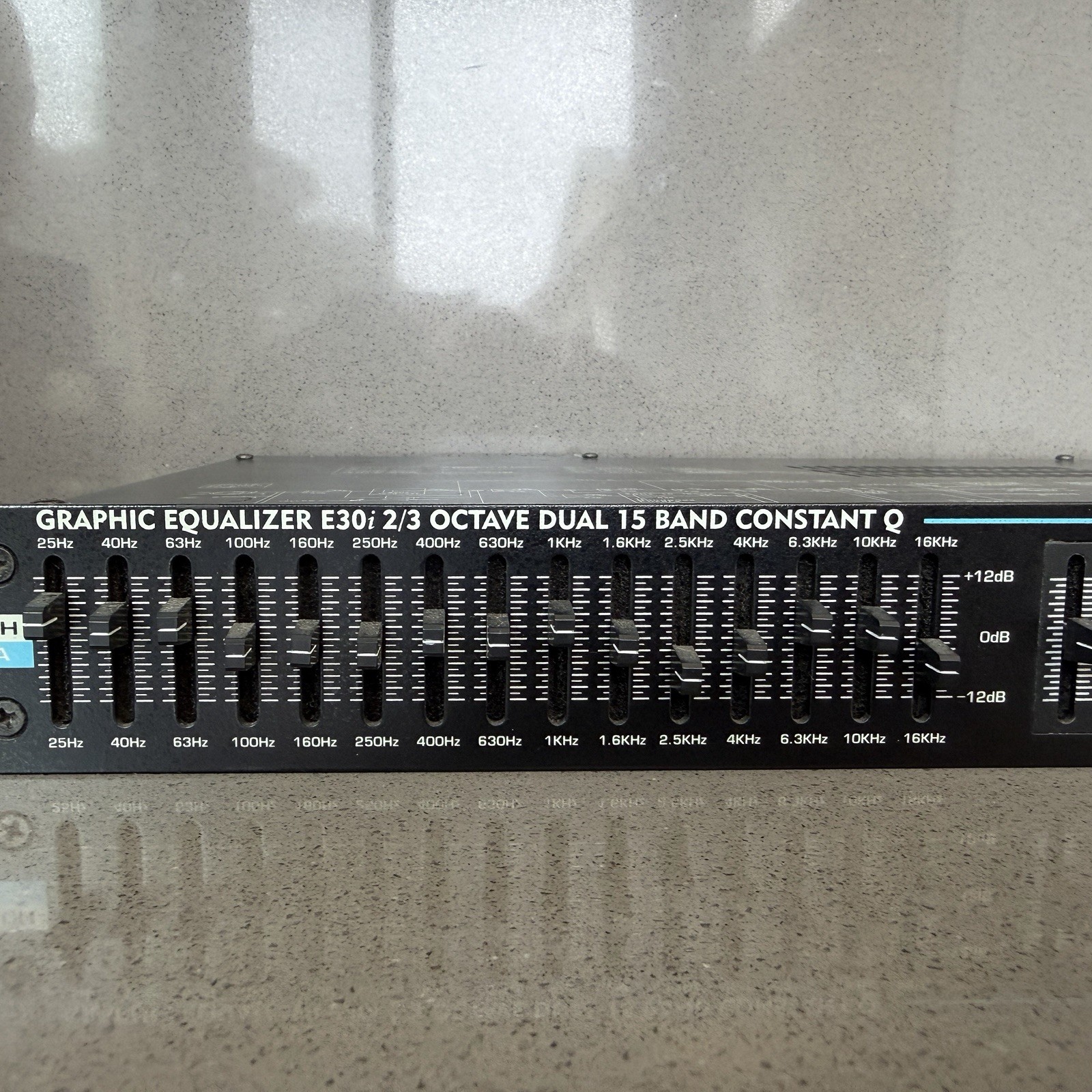 Samson E30i Dual 15 Band Graphic Equalizer Constant Q Rack Mount EQ XLR 1/4”