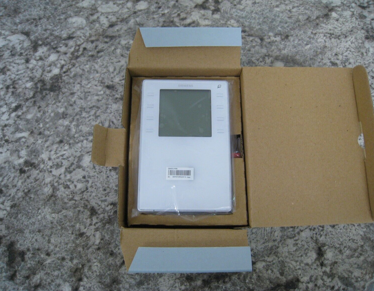 New Siemens QMX3.P34 S55624-H105 White Room Operator Unit w/ Temperature Sensor