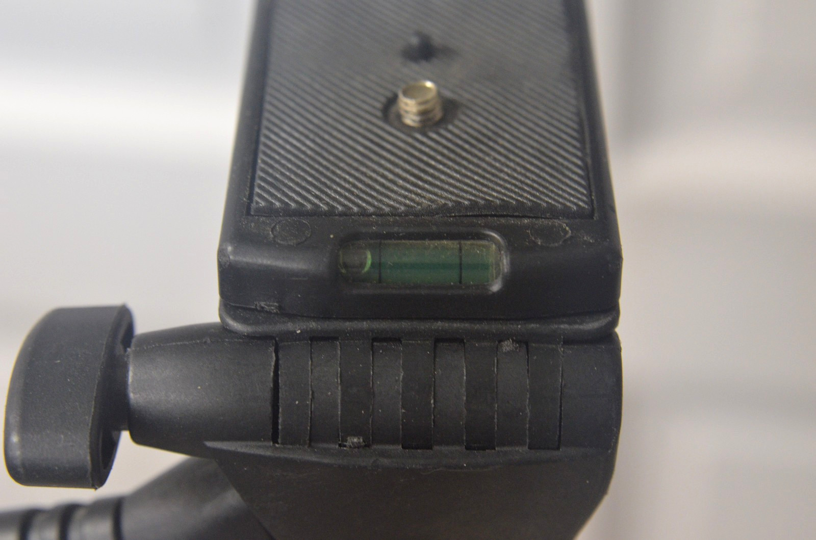 Magnus PV-3310 Tripod (4-A)