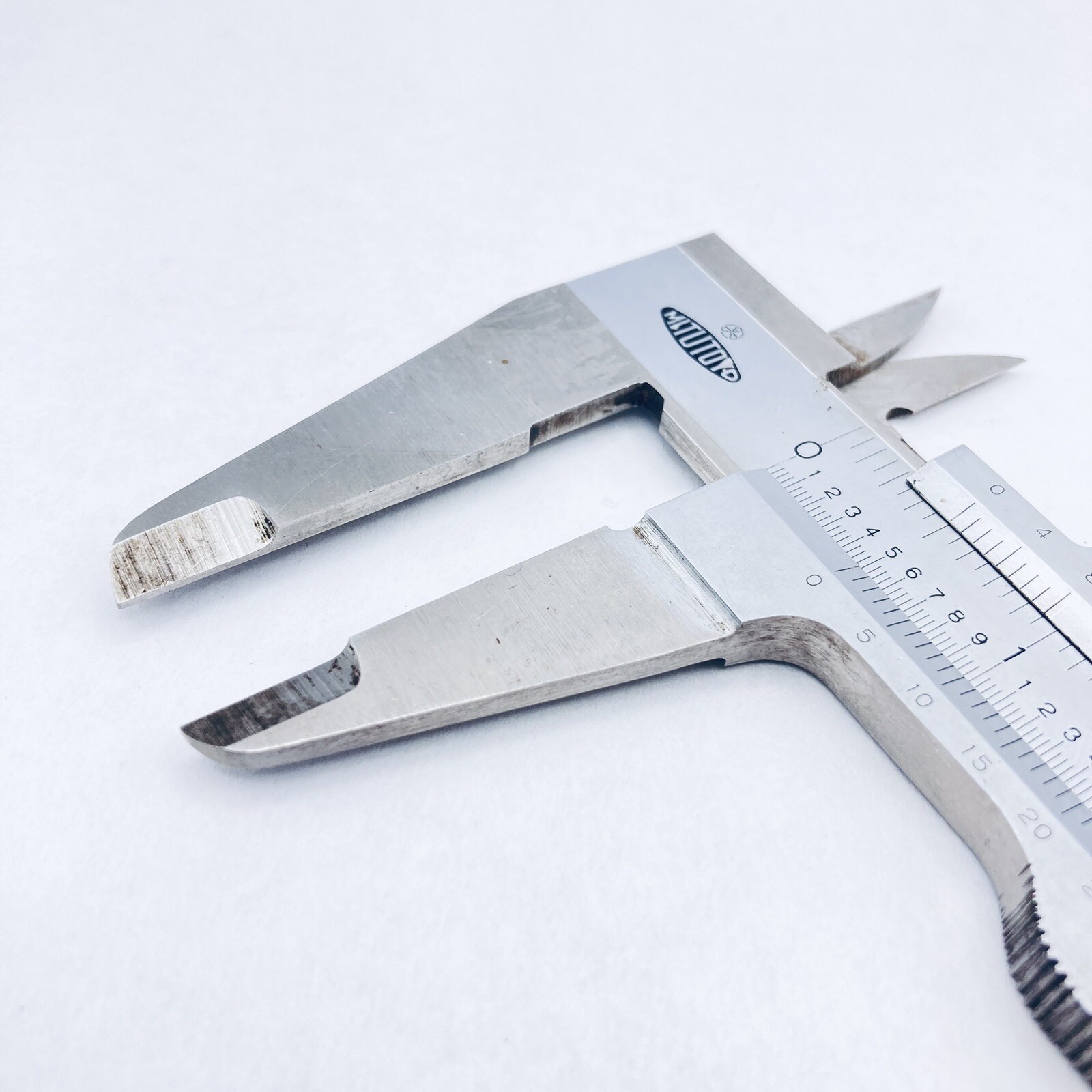 MITUTOYO 532-105 Precision Vernier Caliper with Fine Adjustment 0-7" & Case