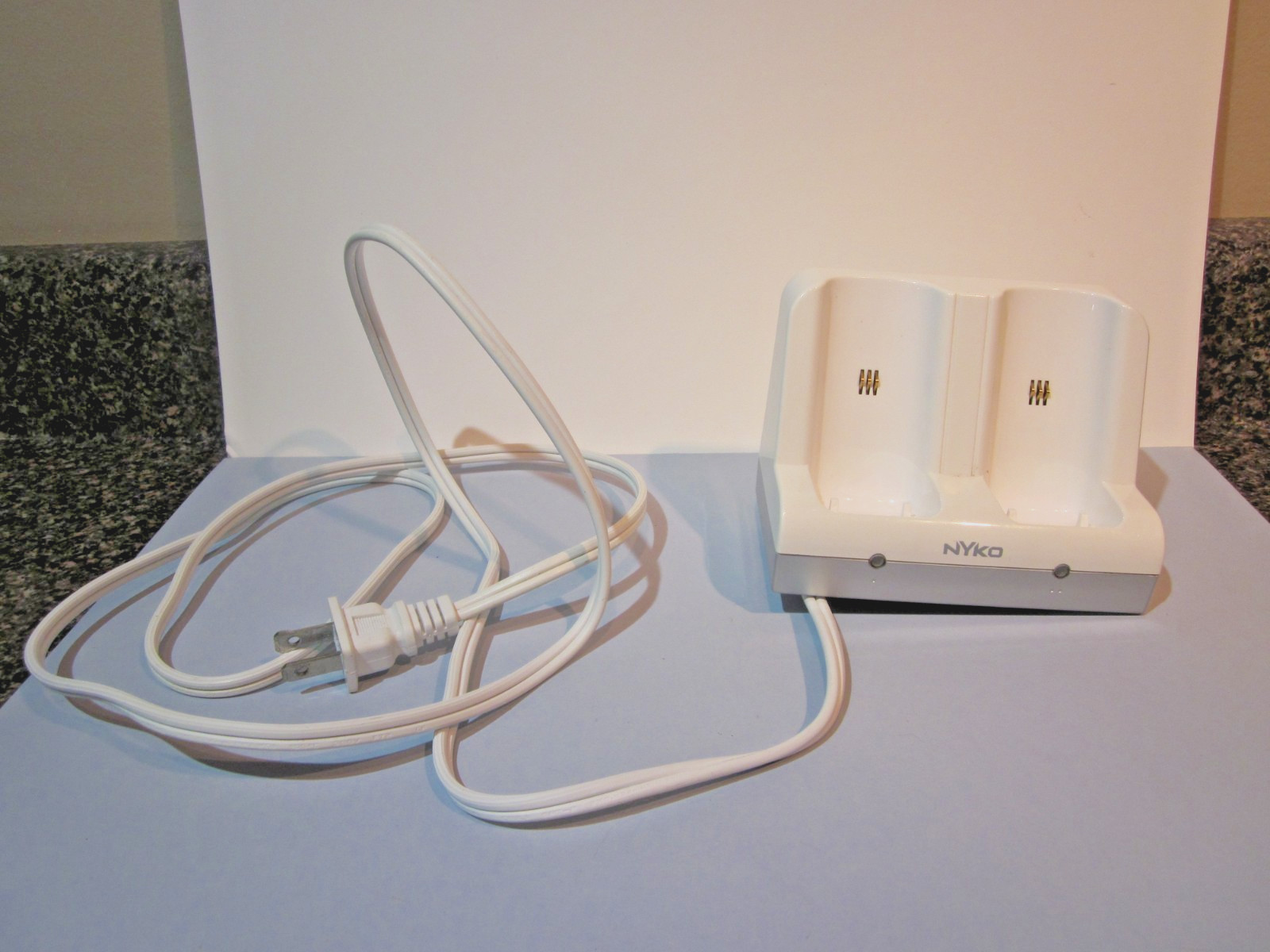 NYKO Charge Station Nintendo Wii Remote Rechargeable Dock Base ONLY Tested