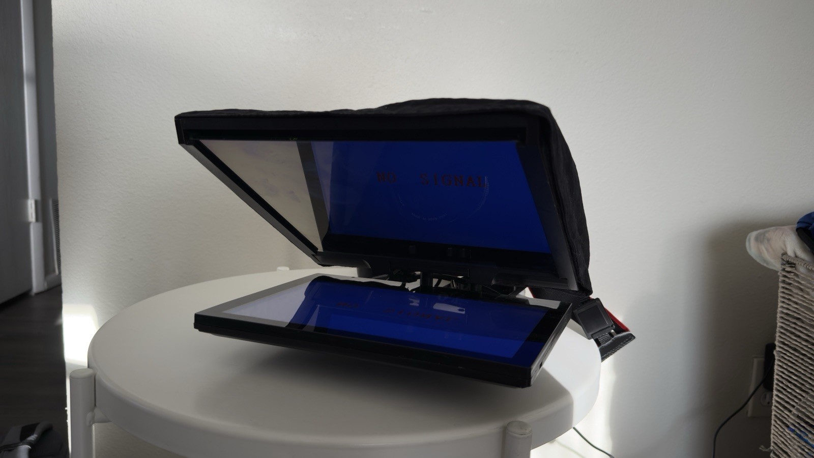 Portable Teleprompter for Professional Cameras & DSLR – Tablet Compatible