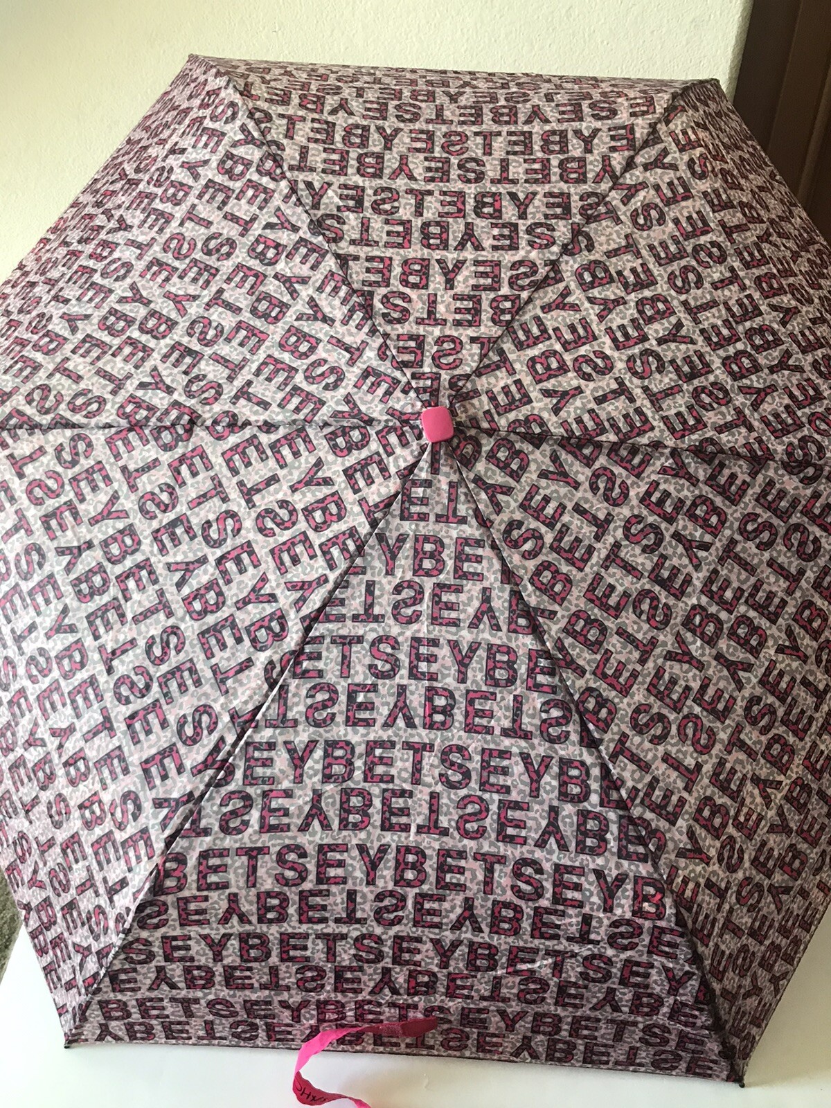 WOMEN'S BETSEY JOHNSON PINK/LOGO LEOPARD COMPACT  AUTO OPEN UMBRELLA NWT
