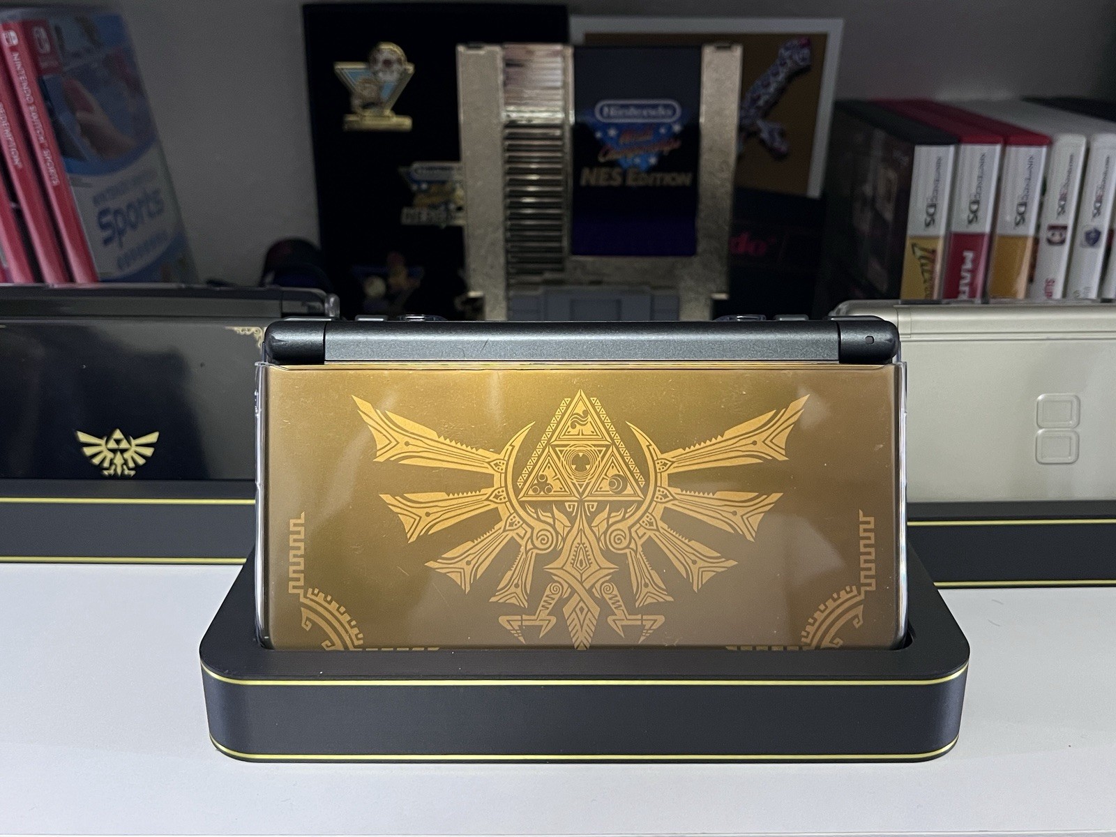 Collector Display Stand for New Nintendo 3DS XL Gold Inlay Core Series