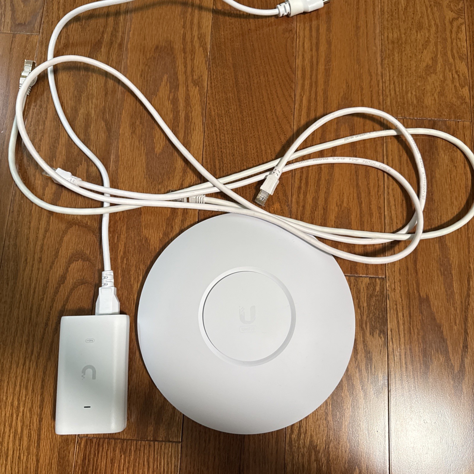 Ubiquiti Networks U6-LR Access Point 1000 MBPS + Poe injector & Cat 8 cables