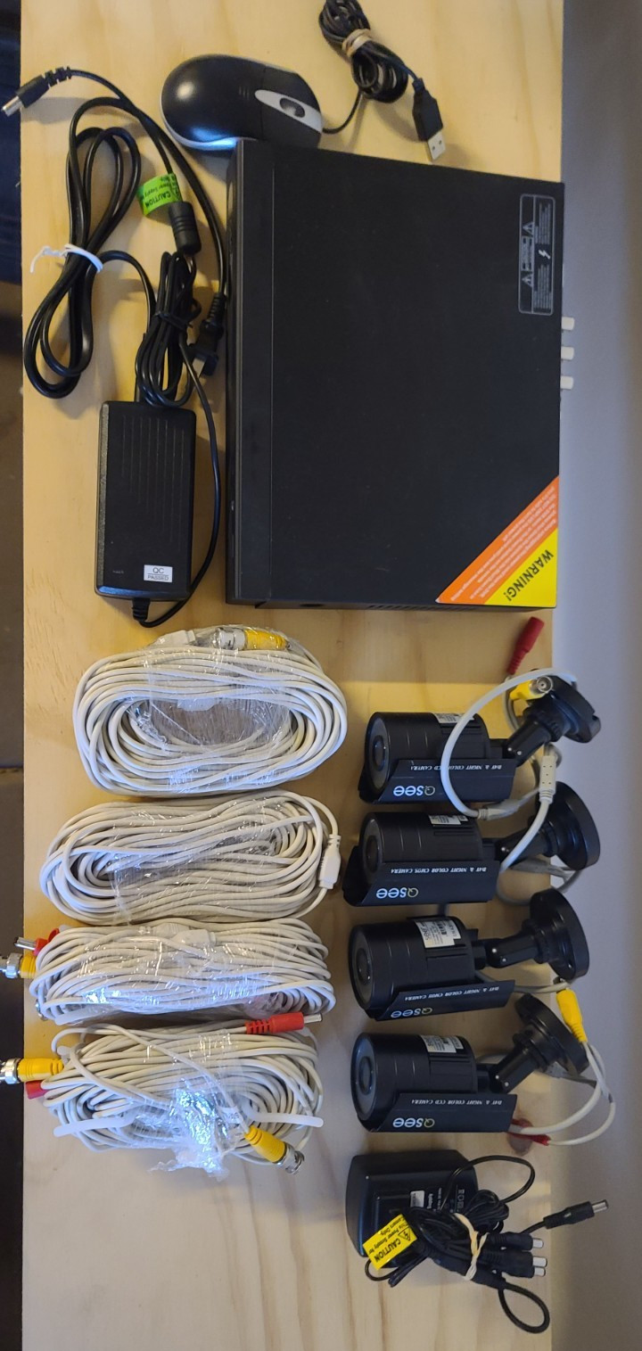 Q-See DRV Digital Video Security 4-Channel DVR Model QR414 + 4 cameras QSM1424W