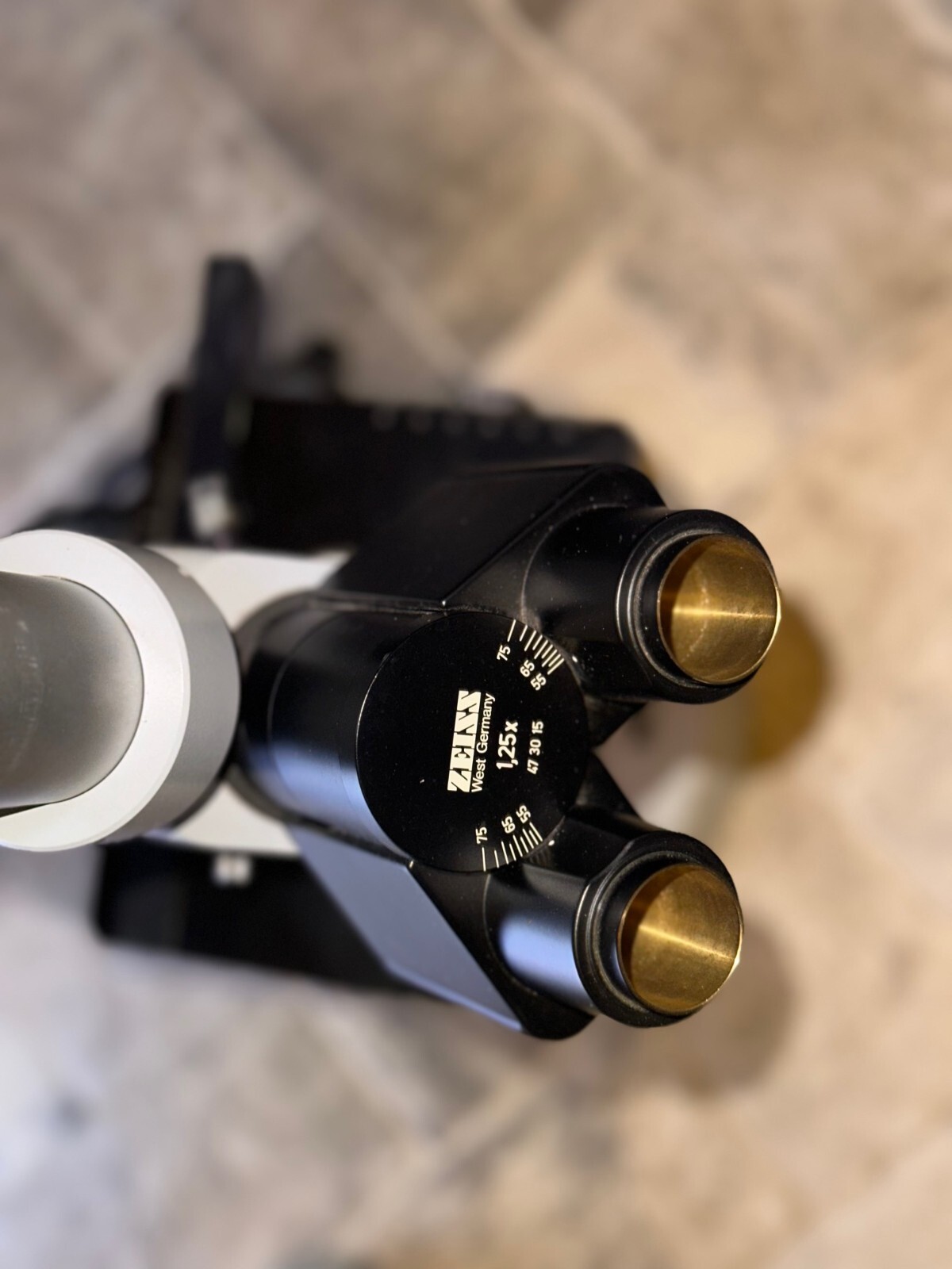 Zeiss Universal Microscope 47 30 15 with objectives
