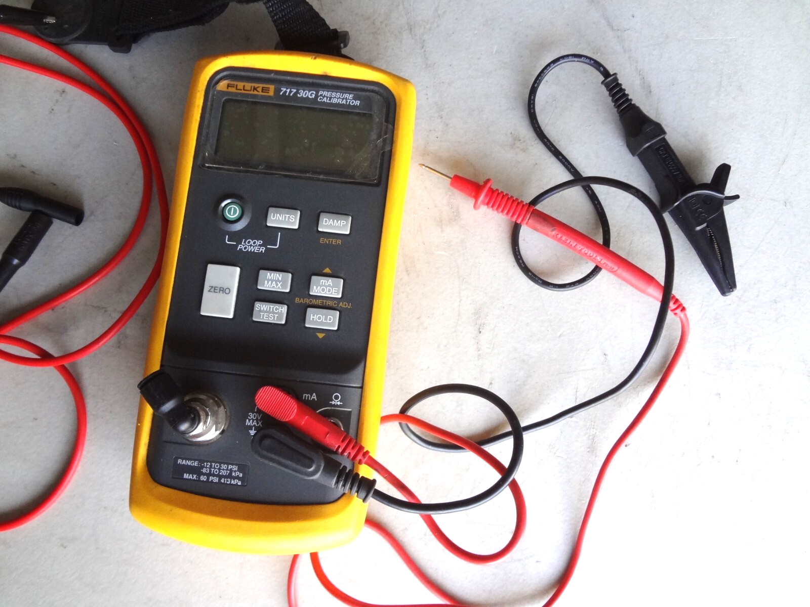FLUKE 717-30G PRESSURE CALIBRATOR